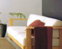 和風モダン木製ソファー(ホワイト)とカーペット、観葉植物 フランスベッドオリジナルアイテム