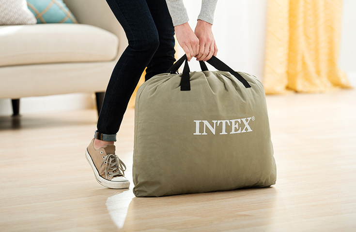 INTEX「エアーベッド」。超コンパクト収納で、持ち運び楽々