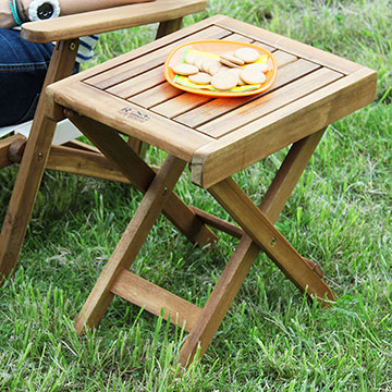 ちょっとしたものを置くのに最適♪フォールディングテーブル