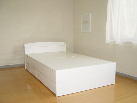 真っ白なフレームが印象的な収納付きベッド
