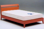細部にカットを施したシンプルなデザインのベッド