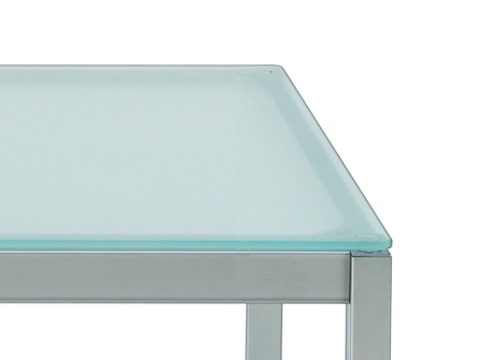 シンプルなガラストップのリビングテーブル